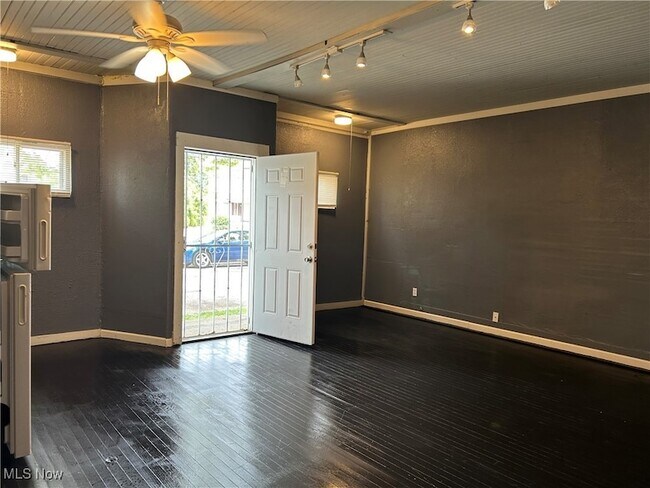 Building Photo - 1130 E 68th St