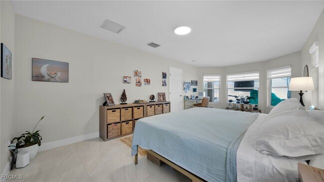 Building Photo - 3730 SE 4th Ave