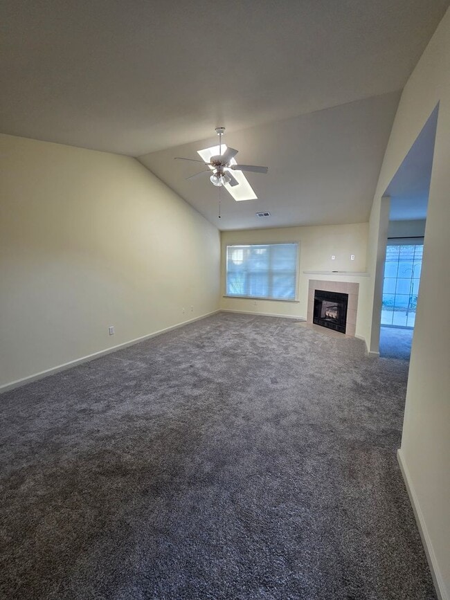Building Photo - 3 BR Townhome in north High Point!