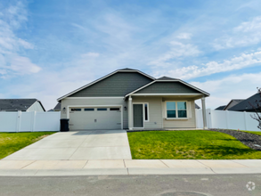 Building Photo - Charming 3 Bed/2 Bath Single Family Home i...