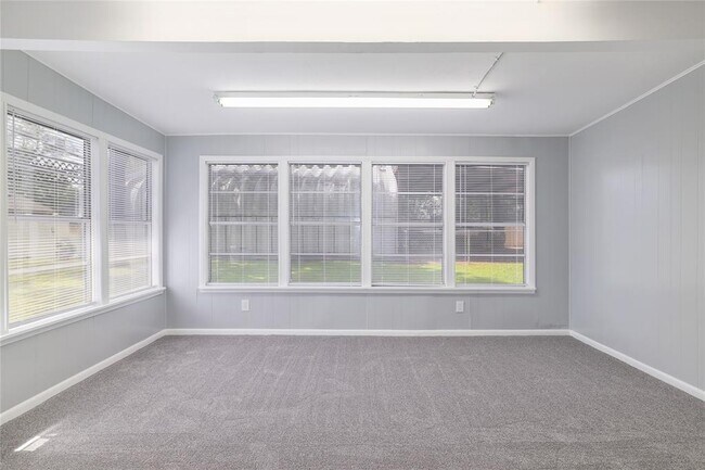 Building Photo - 305 Sunset Dr