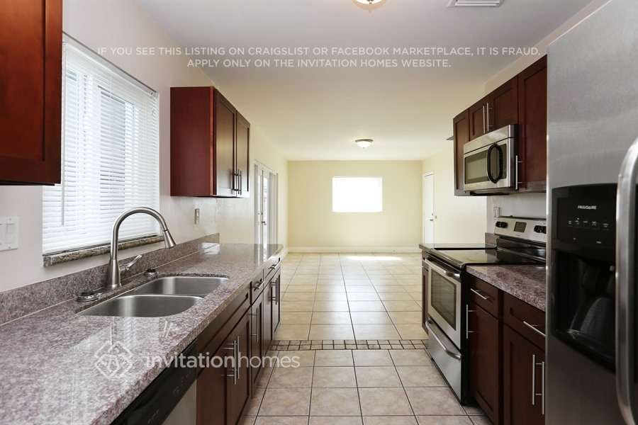 Building Photo - 4904 SW 90th Ave