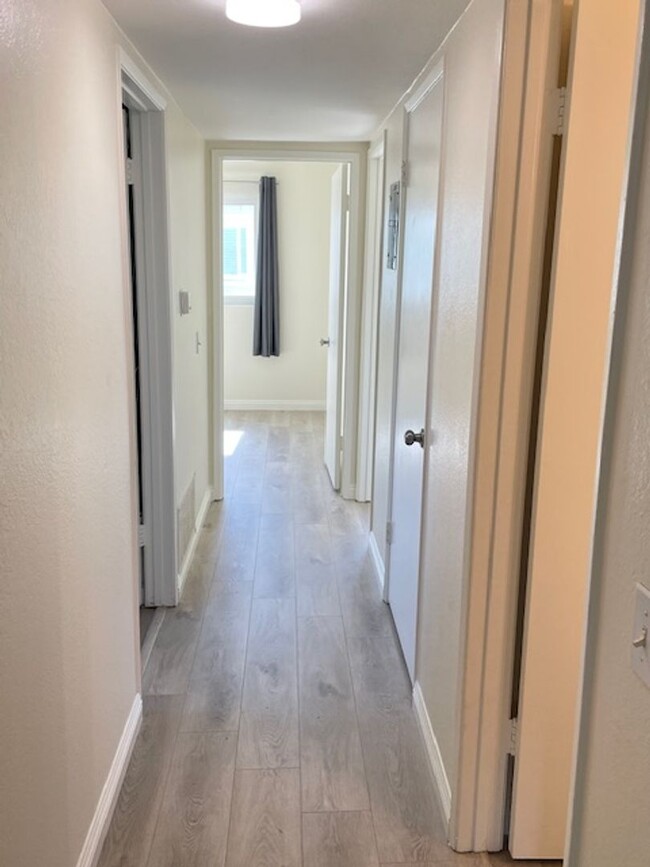 Building Photo - 2 Bd 1.5 bath Condo in Irvine