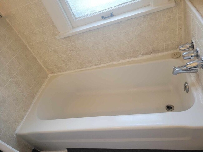Building Photo - Spacious 3 bedroom 1 bath located near Uni...
