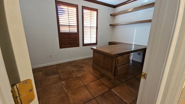 Building Photo - 5012 Crest Dr