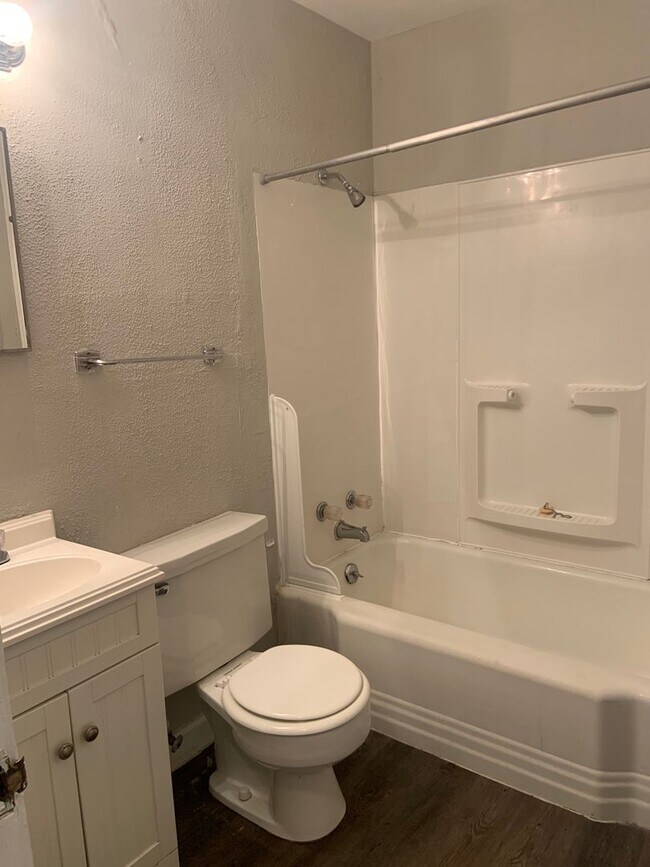 Building Photo - 3 BR house available near Target on Lawndale!