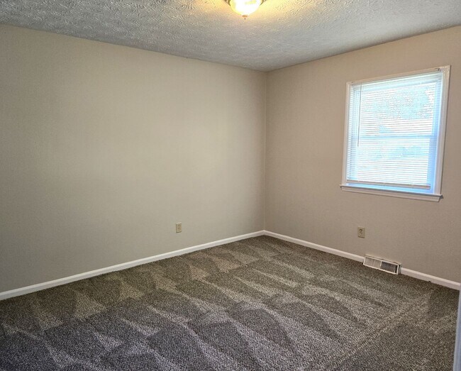 Building Photo - Spacious Split Level In Gainesway   20260501