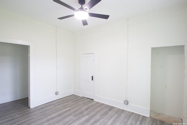 Building Photo - 106 N Pear St