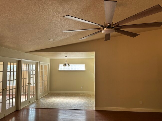 Building Photo - 4605 Pelham Dr