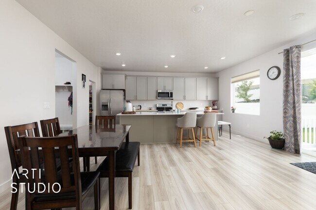 Building Photo - 2577 N Velvet Moon Dr