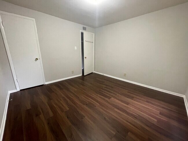 Building Photo - 220 S Laurel Ave