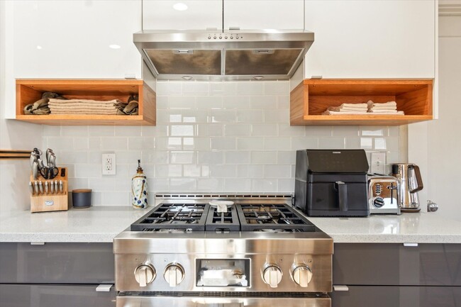 Building Photo - 3BD, 3BA Sunnyside Bungalow with 3-Car Garage