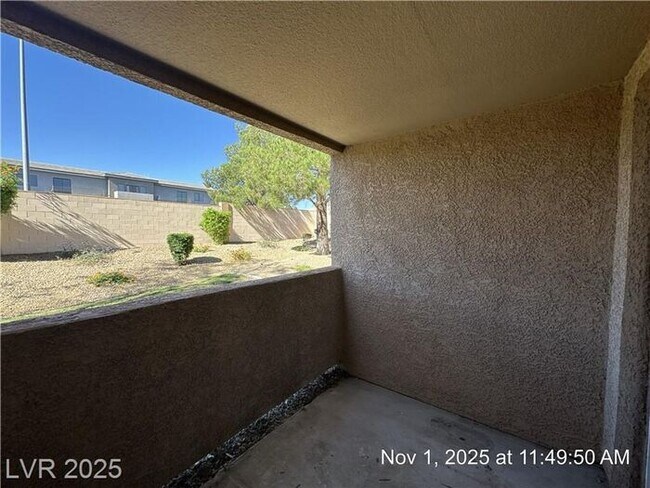 Building Photo - FANTASTIC 1ST FLOOR UNIT IN GATED COMMUNIT...