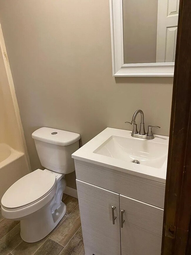 Building Photo - Adorable 4/2 with huge yards