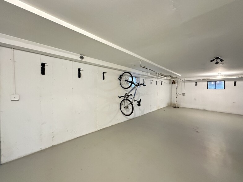 Building Photo - 7621 N Sheridan Rd