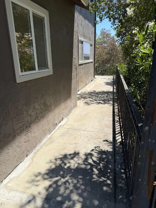 Building Photo - "Charming 2-Bedroom Retreat with Granite Accents & Gleaming Hardwood Floors in Lafayette!"