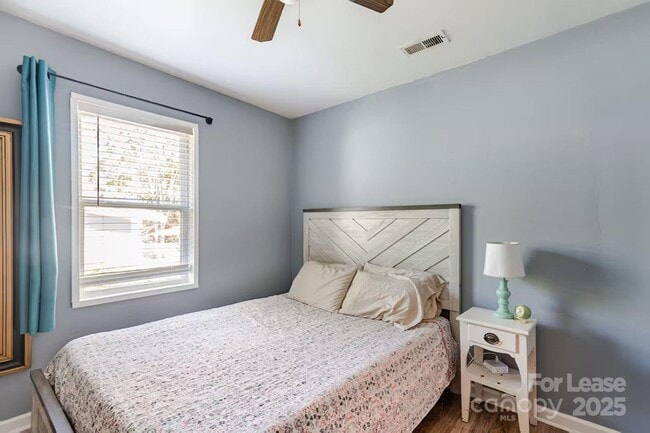 Building Photo - 817 E 17th St