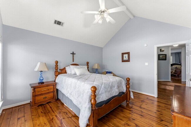 Building Photo - 1208 Lake View Dr