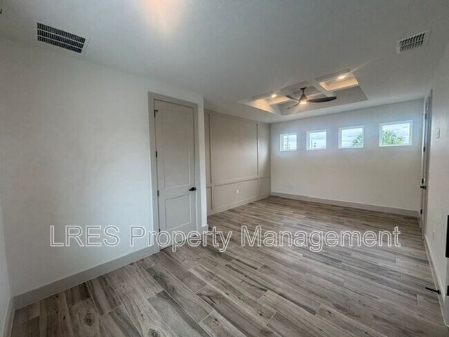 Building Photo - 722 Ellwood Ave
