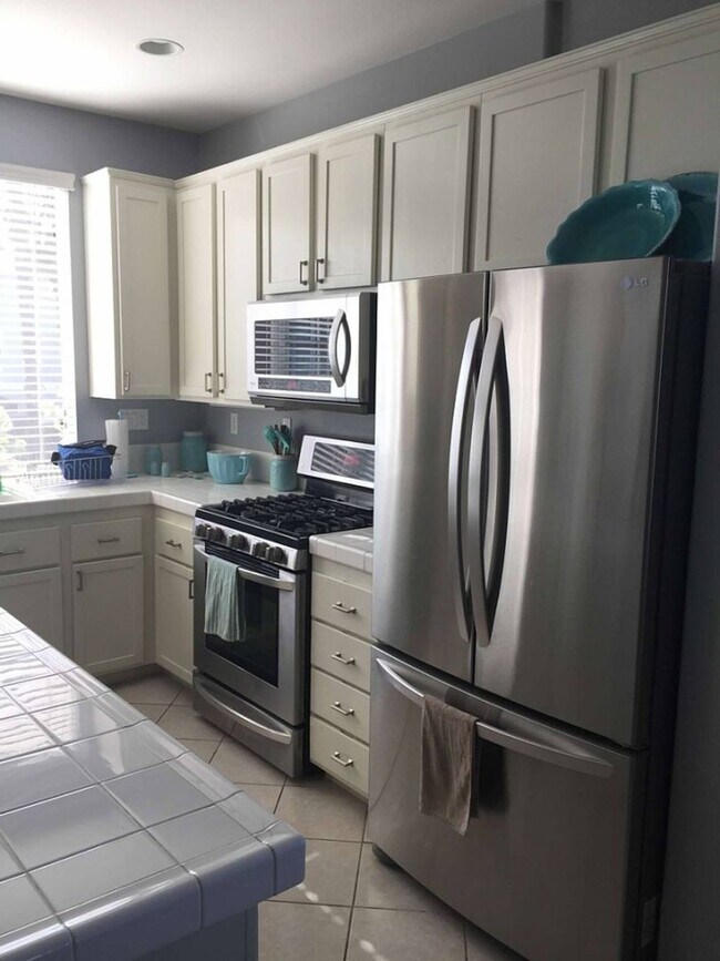 Building Photo - 3 BD/ 2.5 BA SHORT-TERM FURNISHED TOWNHOME...