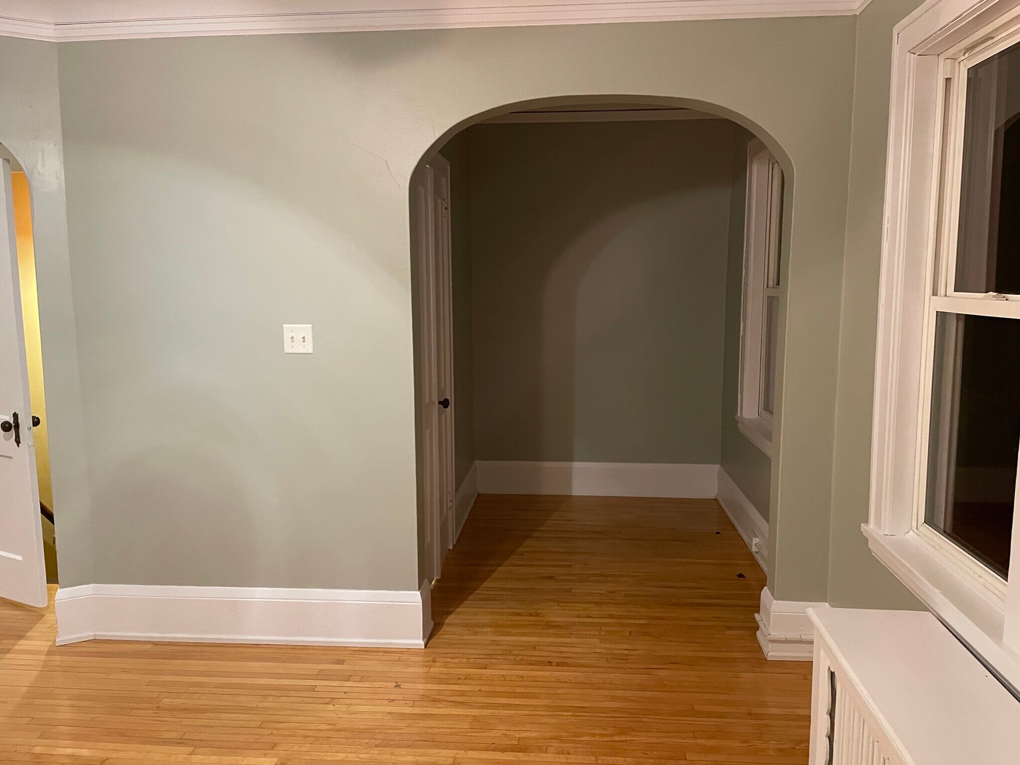 Building Photo - 320 E 5th St