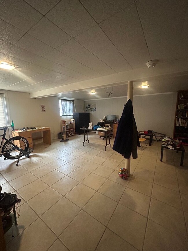 Building Photo - 3 bed, 1 1/2 Bath House