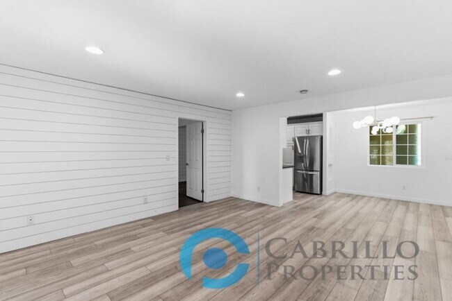 Building Photo - *** FIRST MONTH FREE *** Beautifully Renovated 2BD/2BA Condo with In-Unit Washer and Dryer