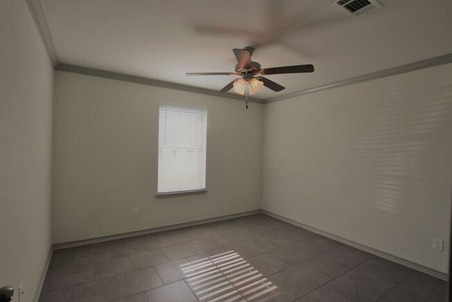 Building Photo - Beautiful 3 Bedroom 2 Bathroom Townhouse i...
