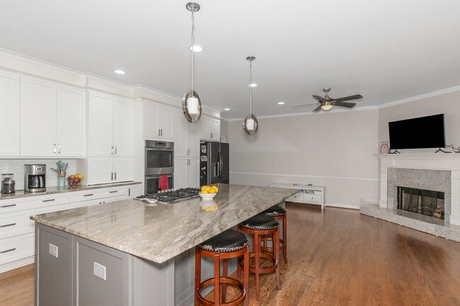Building Photo - 1450 Hillcrest Heights