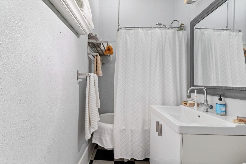 Building Photo - 609 S 9th St