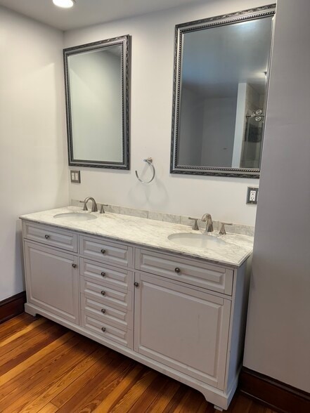 2nd floor main bathroom - 925 Francis Scott Key Hwy