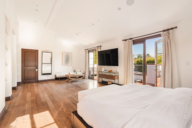 Building Photo - 604 Alta Dr