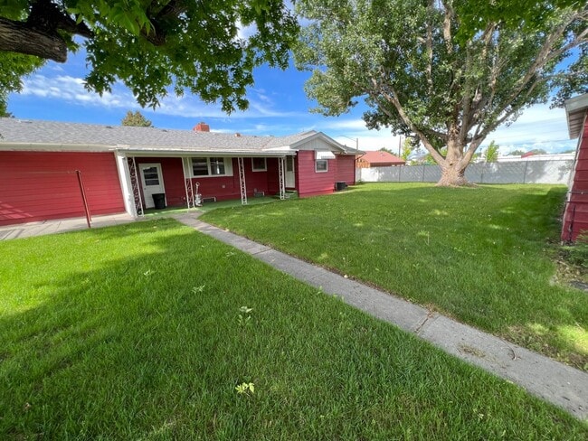 Building Photo - 429 E Pine St