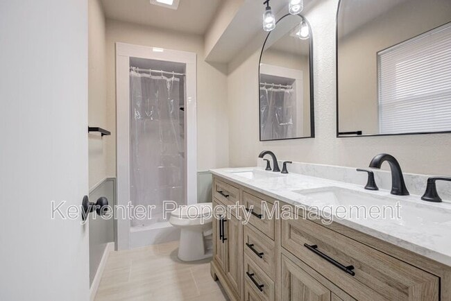 Building Photo - 314 N Lakeside Terrace