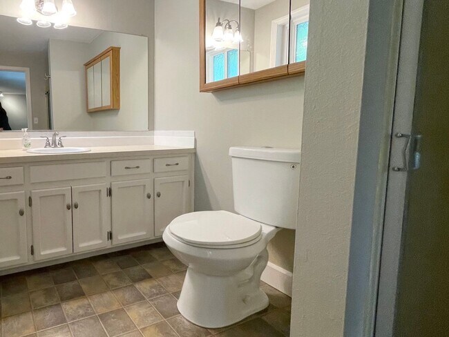 Building Photo - SPACIOUS 4 Bed/3 Full Bath Home in West Linn