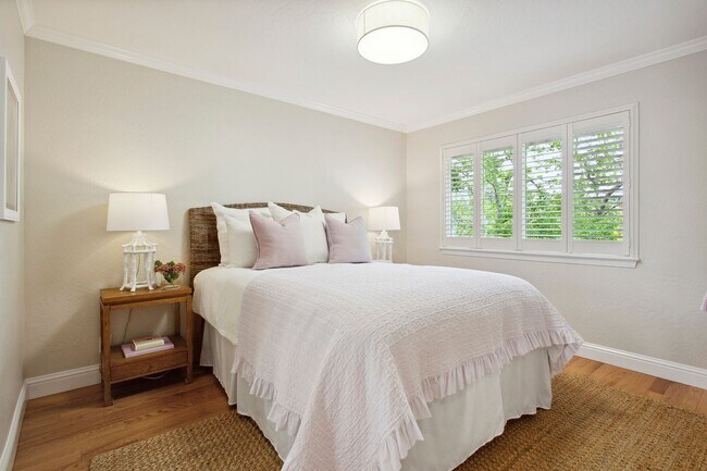 Building Photo - Updated 3 bedroom + office & pool, single ...