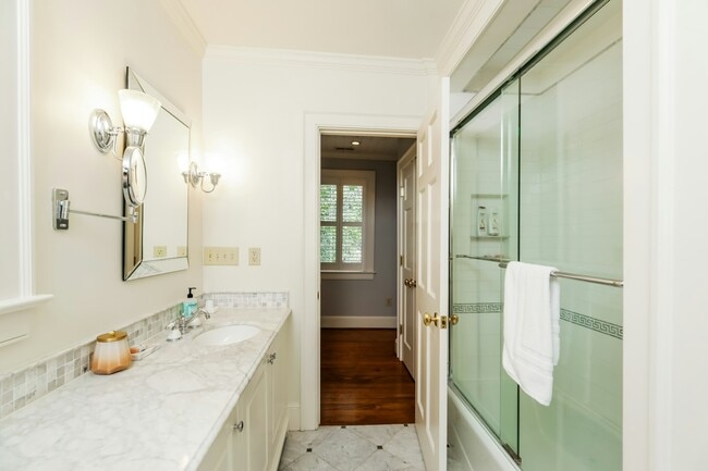 Building Photo - 84 1/3B King Street, Unit B