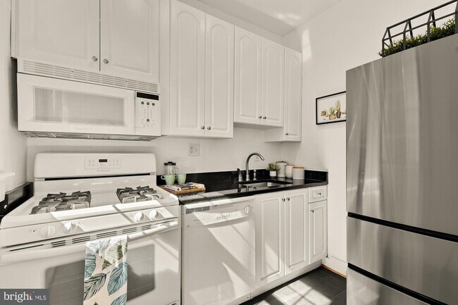 Building Photo - 3022 Wisconsin Ave NW