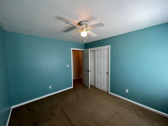 Building Photo - Large 4 bedroom located on a well maintained court!