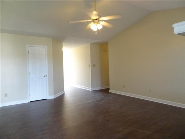 Building Photo - 3 BR, 2 BH, Double Garage Home in a Well E...