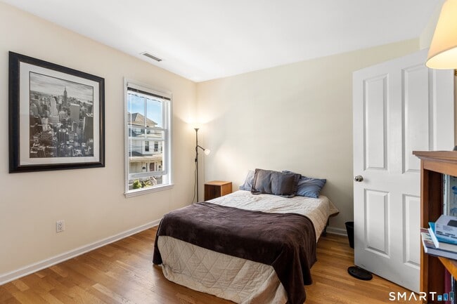 Building Photo - 17 Dolsen Pl