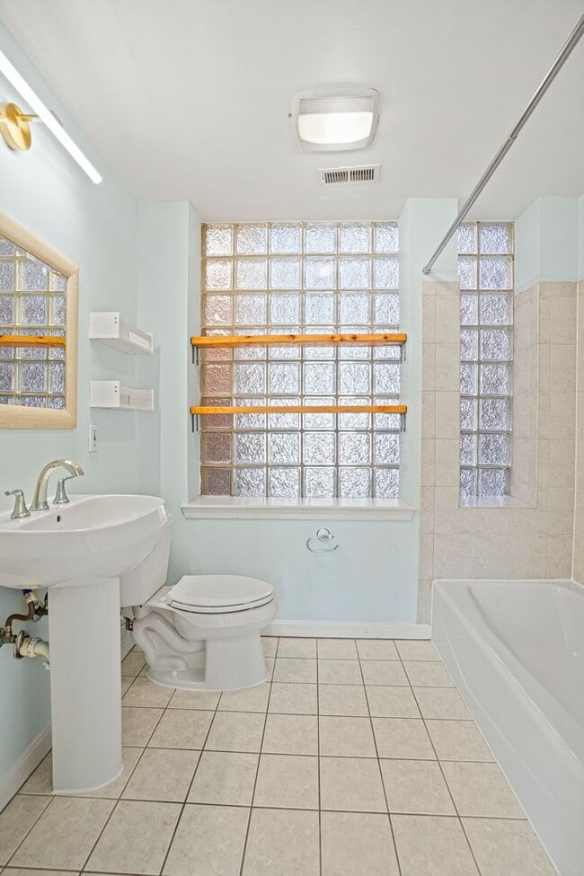 Building Photo - 2 Bedroom Beauty in Bloomingdale! Pets Wel...