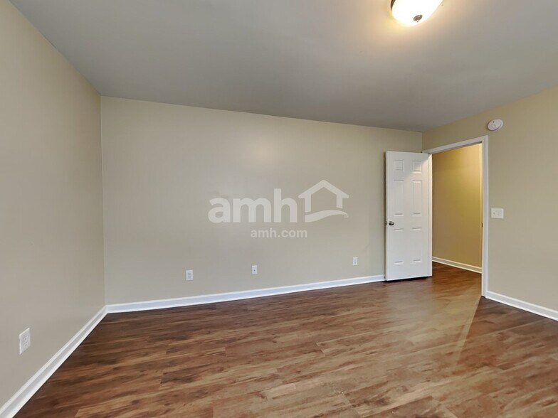 Building Photo - 137 Lake House Rd