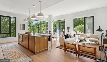 Building Photo - 10511 Strathmore Hall St