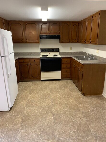 Kitchen - 748 W Lake Ave