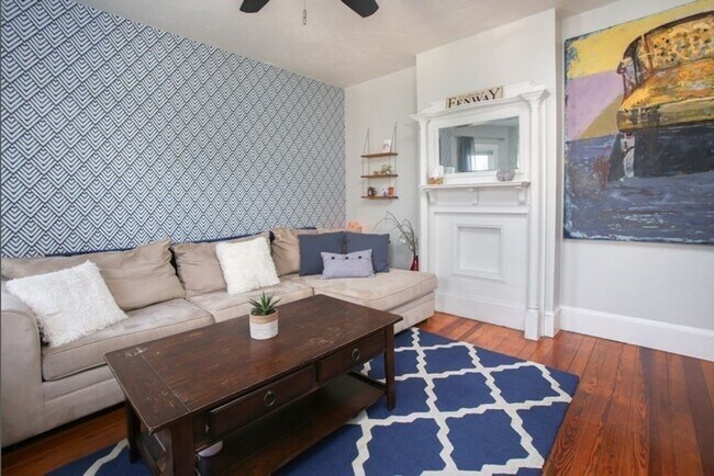 Building Photo - Updated 3 bed - Private Porch - In Unit Laundry