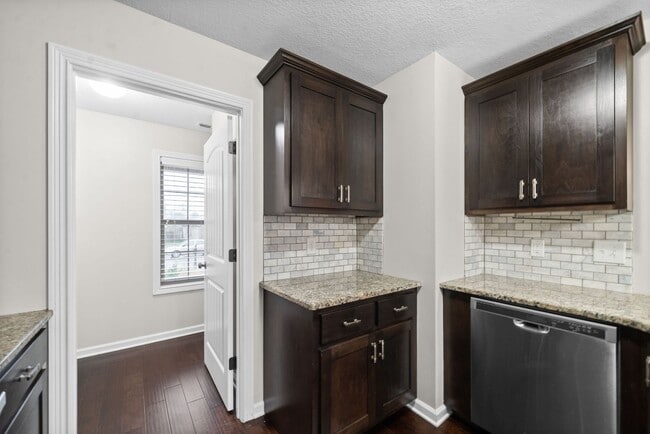 Building Photo - Pet Friendly Three Bedroom in Rossview!