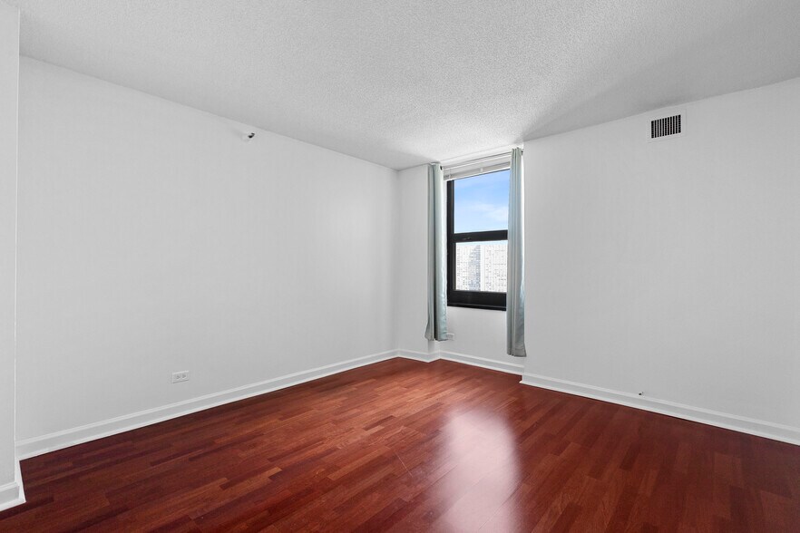 Building Photo - 3660 N Lake Shore Dr