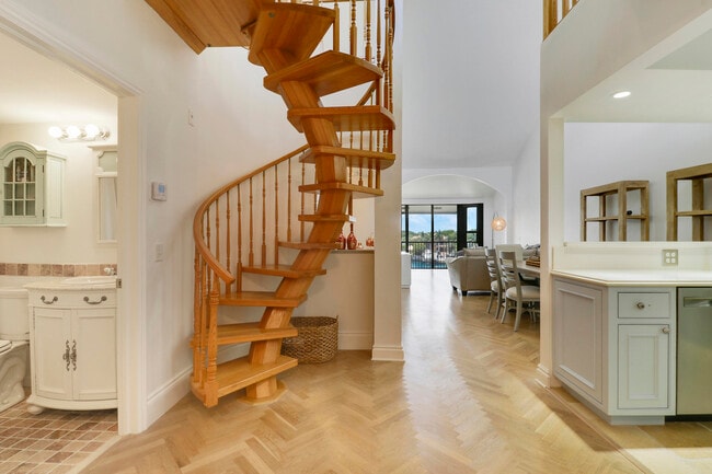 Building Photo - 543 Bay Colony Dr N