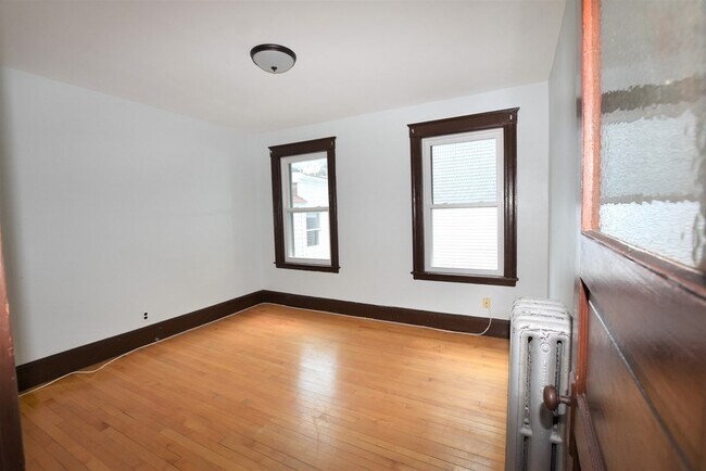 Building Photo - 138 Main St